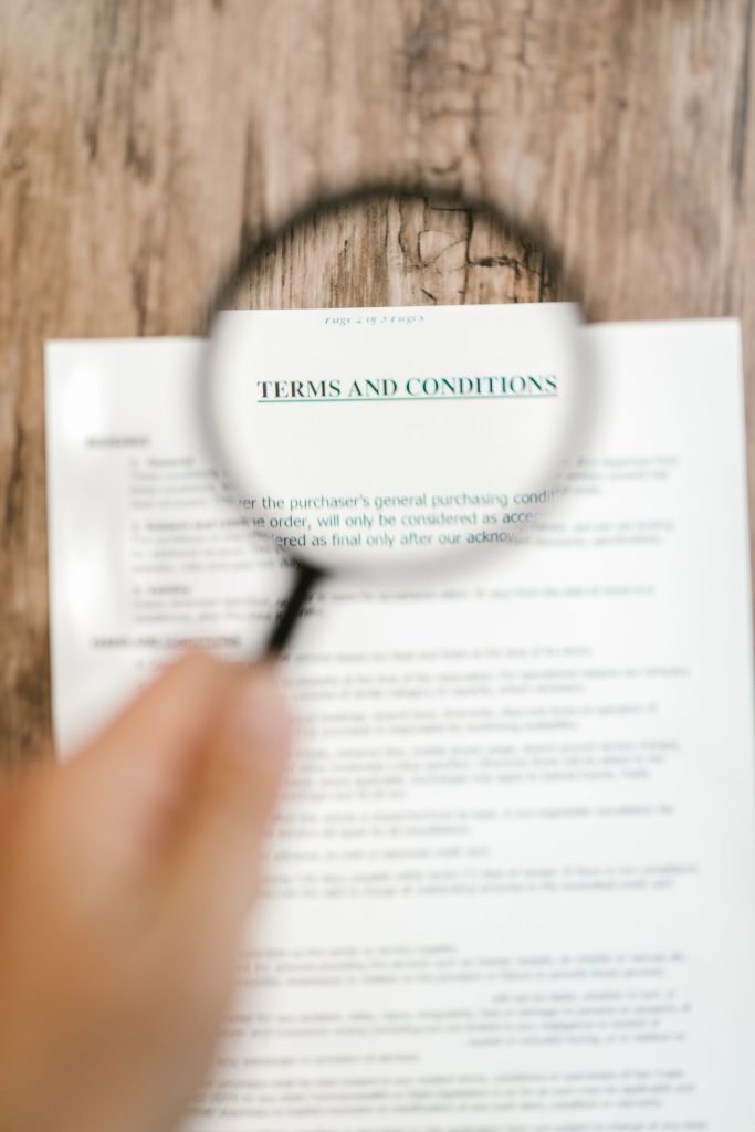 Auditeur examinant un document à la loupe
