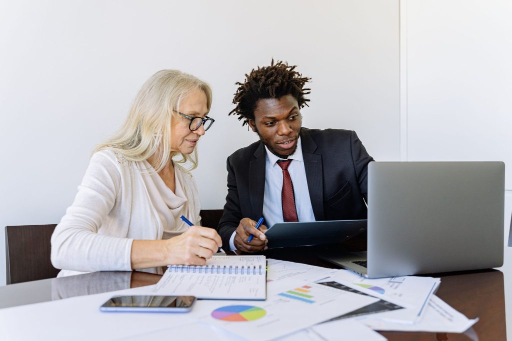 Réunion de conseil financier autour de graphiques et d’un ordinateur