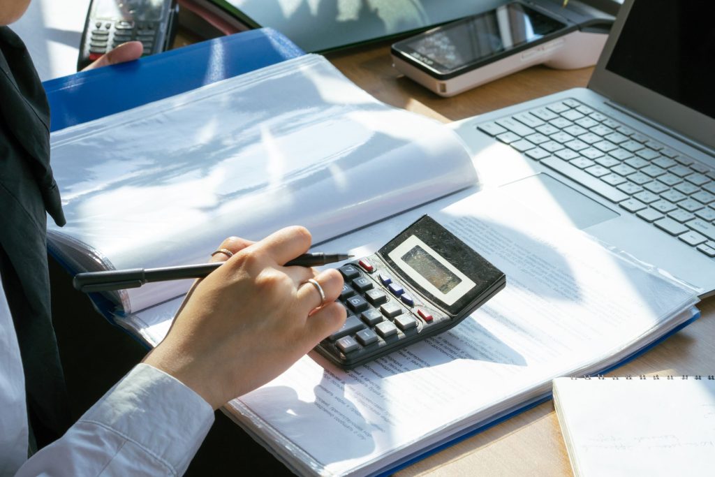 Préparation d’une déclaration fiscale avec calculatrice et ordinateur