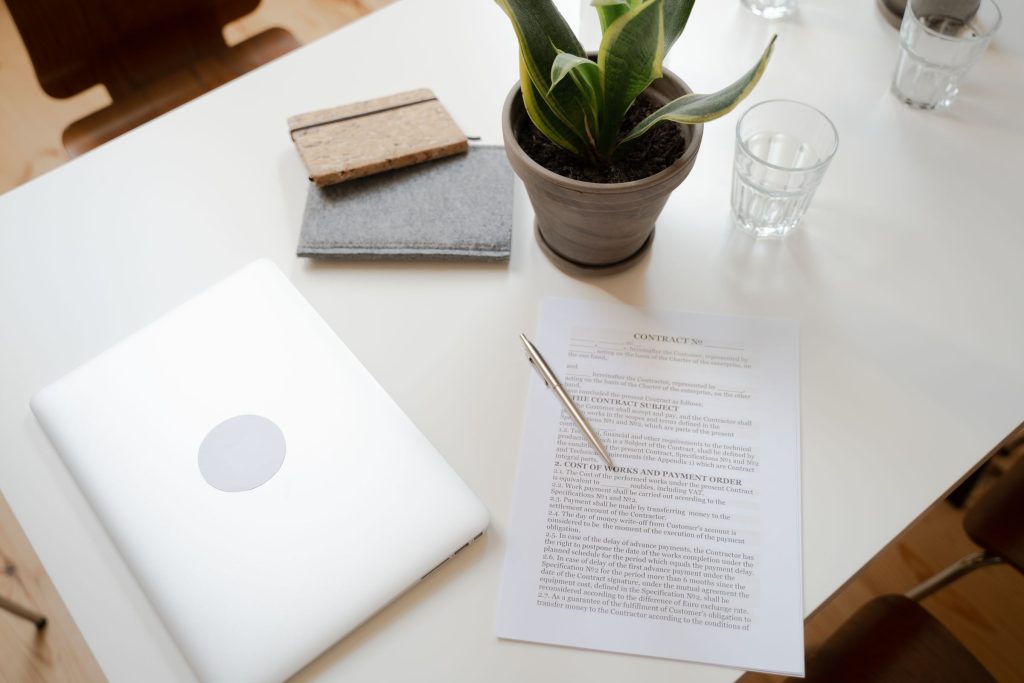 Documents fiscaux posés sur un bureau