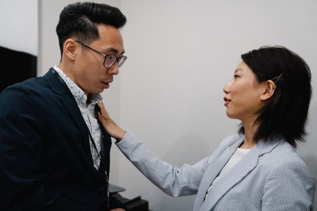 Échange entre collaborateurs au sujet de la gestion du personnel