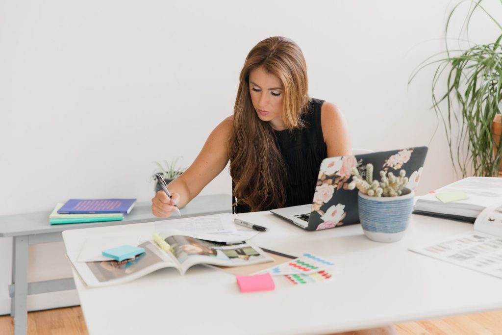 Entrepreneuse travaillant à son bureau sur son activité