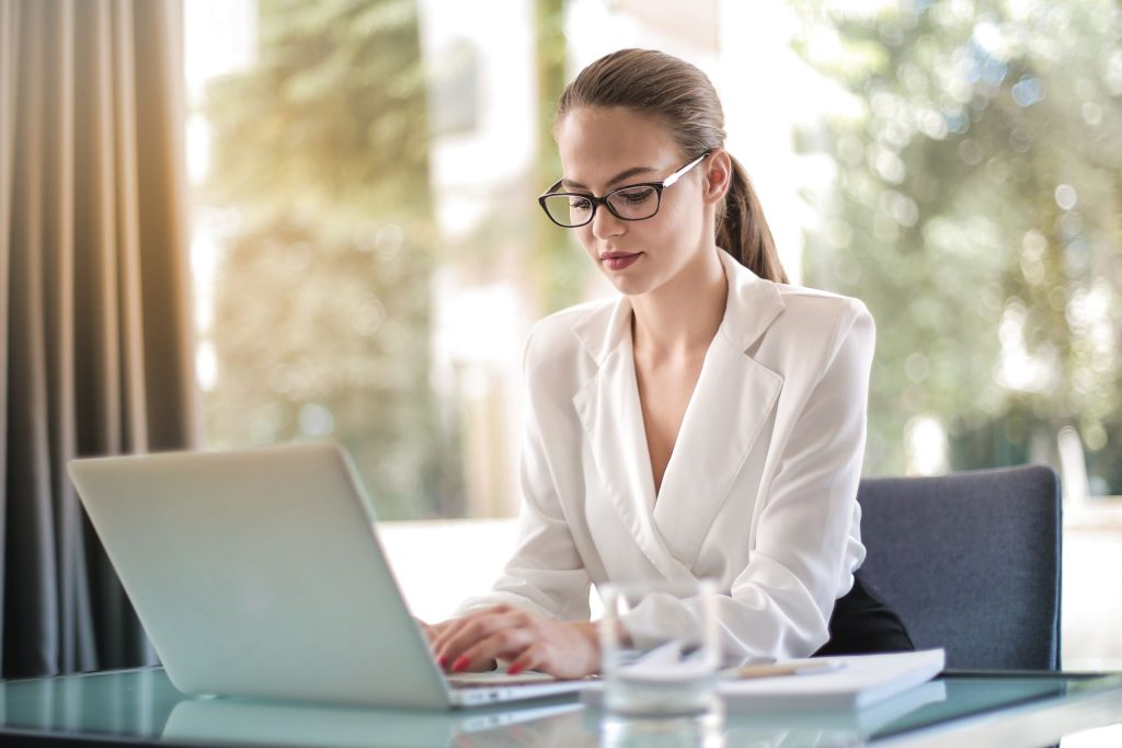 Entrepreneuse travaillant sur son ordinateur dans un bureau lumineux