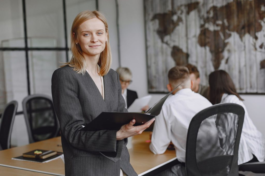 Responsable d’équipe dans les bureaux d’une entreprise avec ses salariés