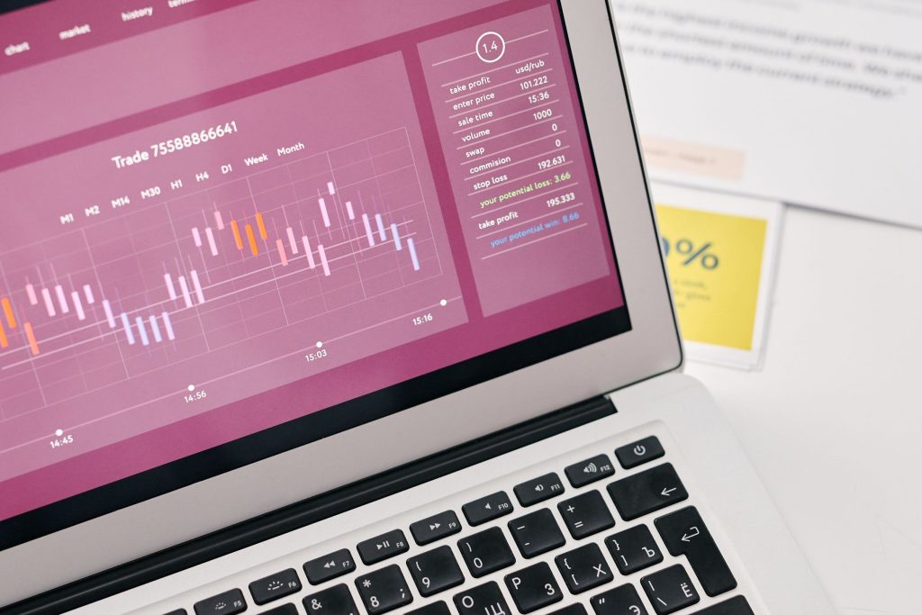 Ordinateur portable affichant des graphiques financiers — coût de création d’une société