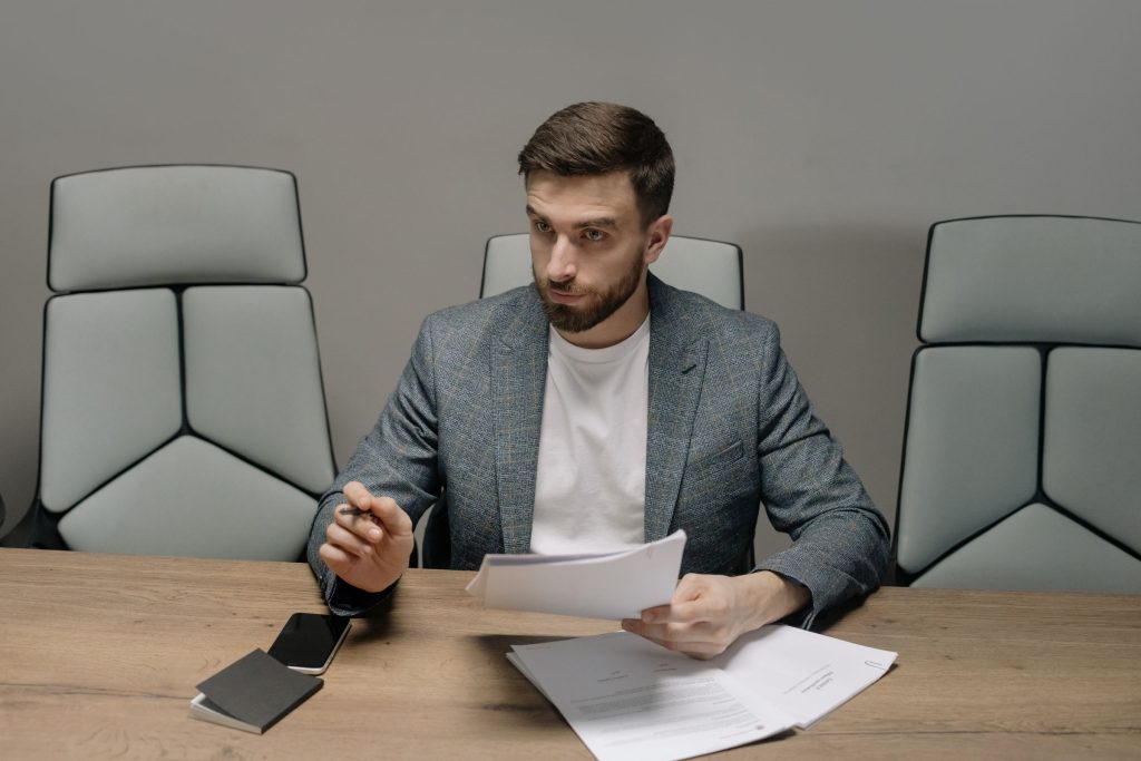 Dirigeant examinant des factures et documents fiscaux