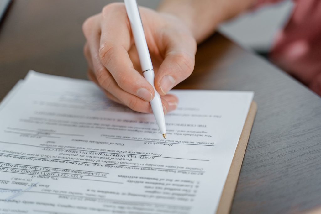 Signature d’un acte juridique au stylo